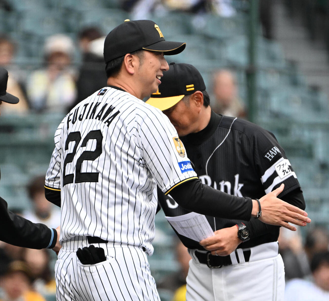 阪神対ソフトバンク　メンバー表を交換し審判と握手をする阪神藤川監督（撮影・石井愛子）