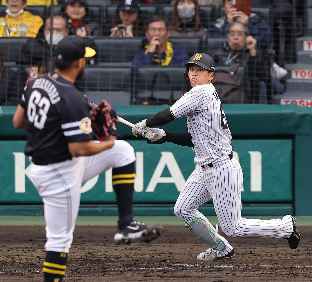 阪神対ソフトバンク　7回裏阪神1死、高寺は安打を放つ（撮影・上田博志）