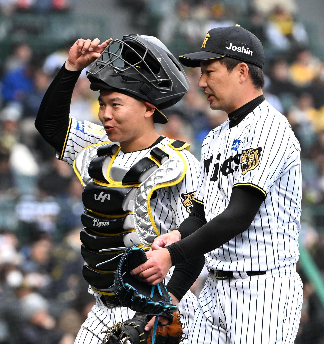 阪神対ソフトバンク　5回裏、阪神岩崎（右）と話しながらベンチに引き揚げる阪神嶋村（撮影・石井愛子）