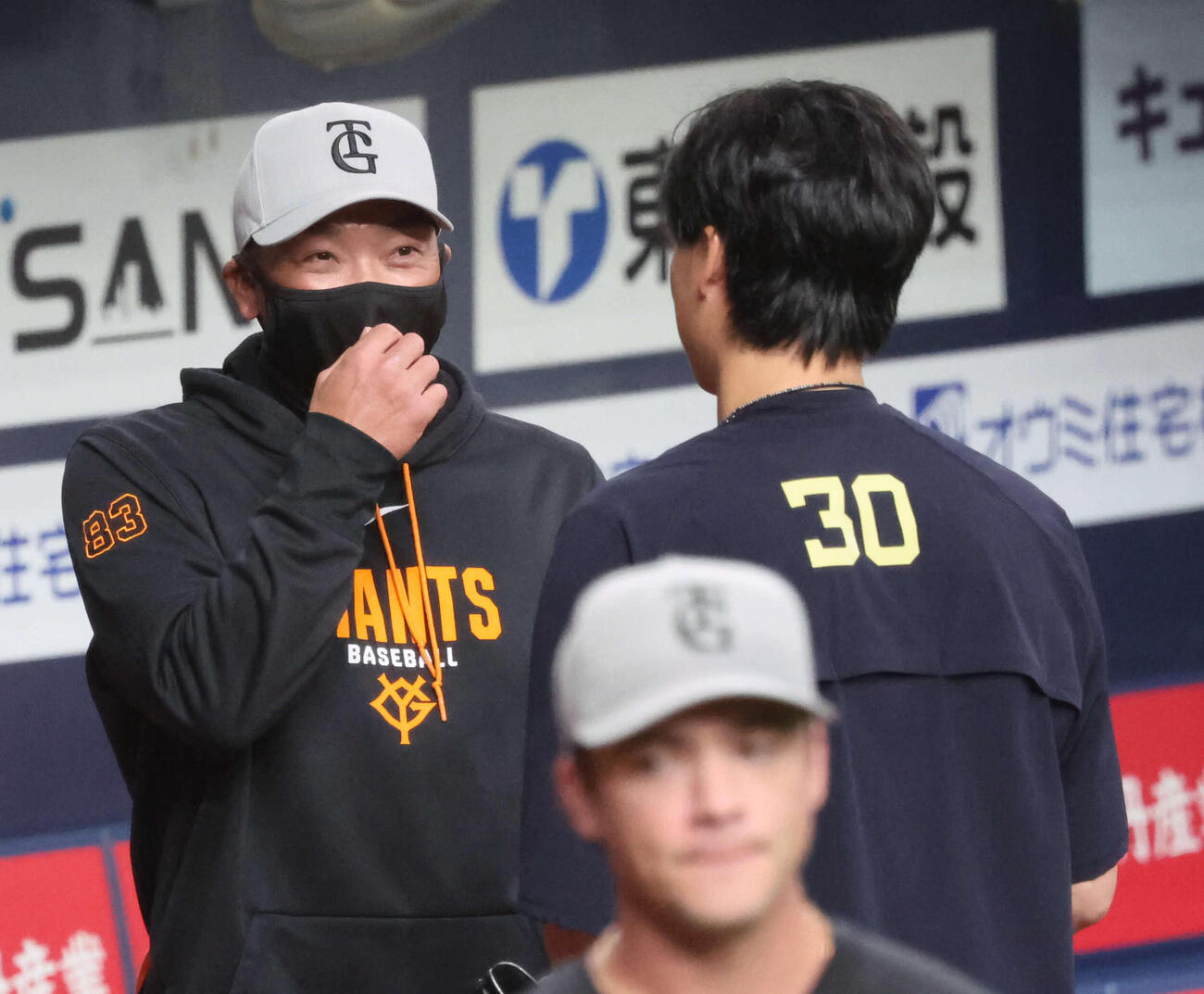 オリックス対巨人　試合前、オリックス広岡のあいさつを受け、笑顔で話す巨人阿部監督（撮影・西尾就之）