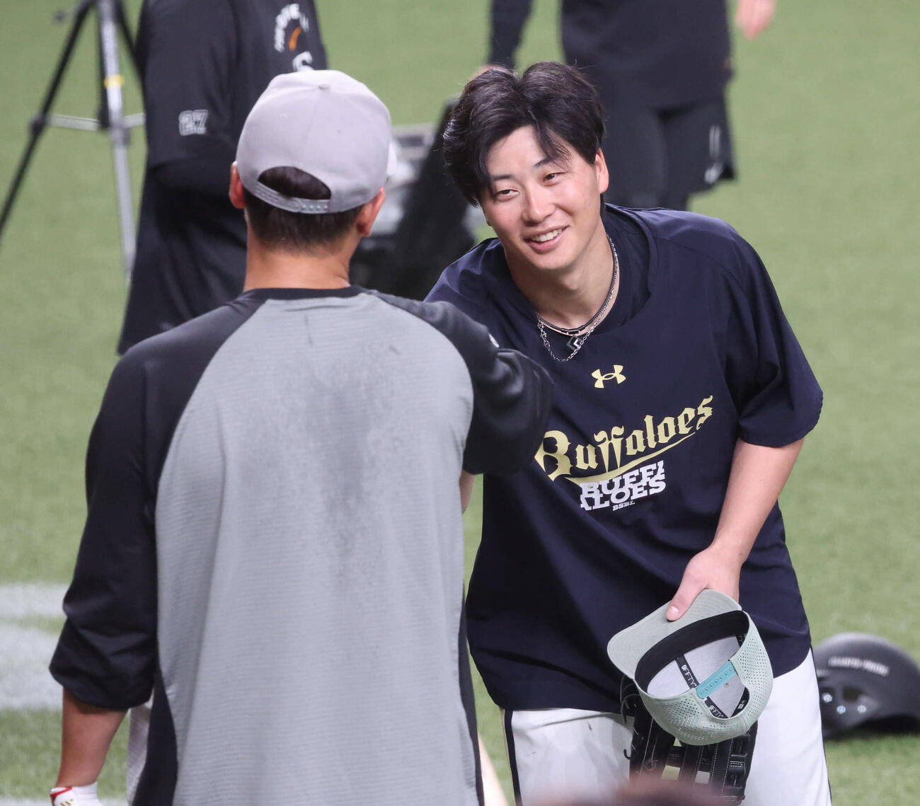 オリックス対巨人　試合前、オリックス広岡は巨人坂本にあいさつ（撮影・西尾就之）