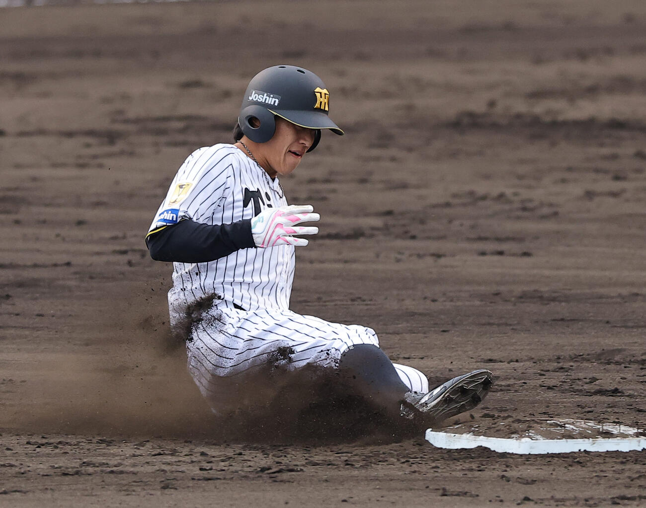 阪神対ソフトバンク　7回裏阪神2死一塁、植田は二盗に成功する（撮影・上田博志）