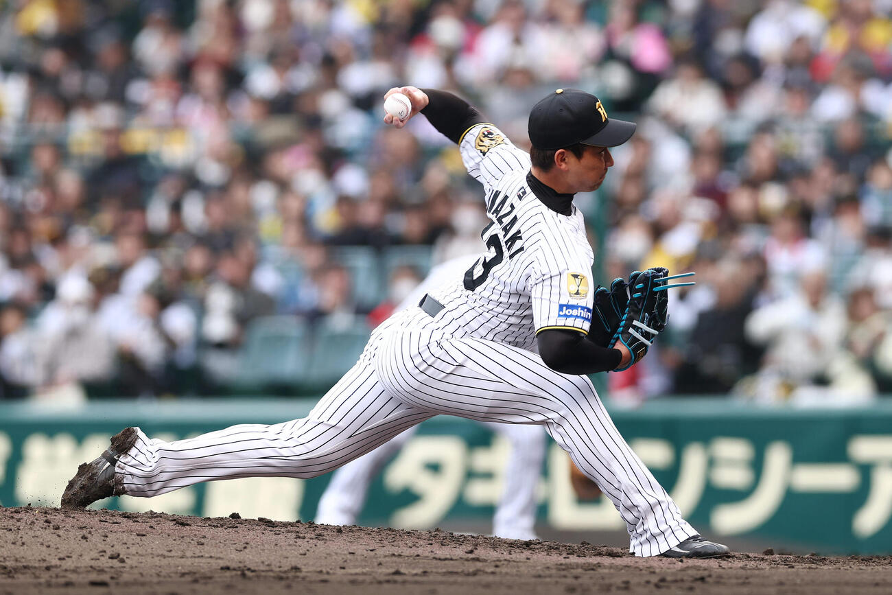 阪神対ソフトバンク　阪神3番手の岩崎（撮影・前田充）