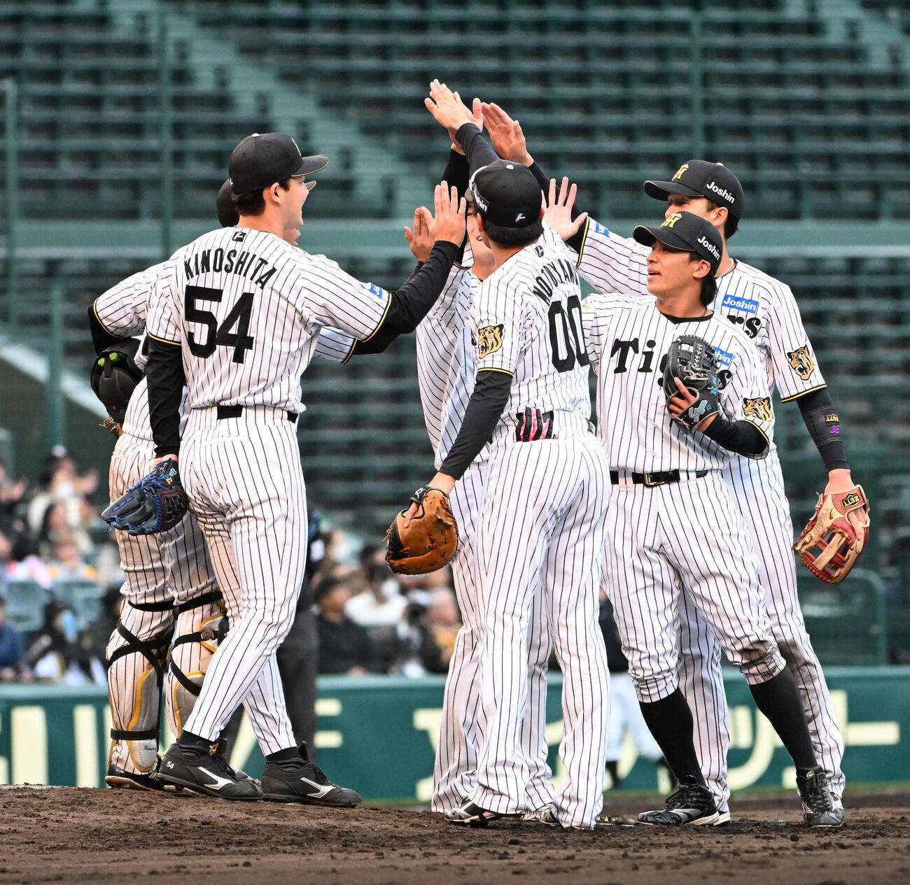 阪神対ソフトバンク　ソフトバンクに勝利し喜び阪神ナイン（撮影・石井愛子）