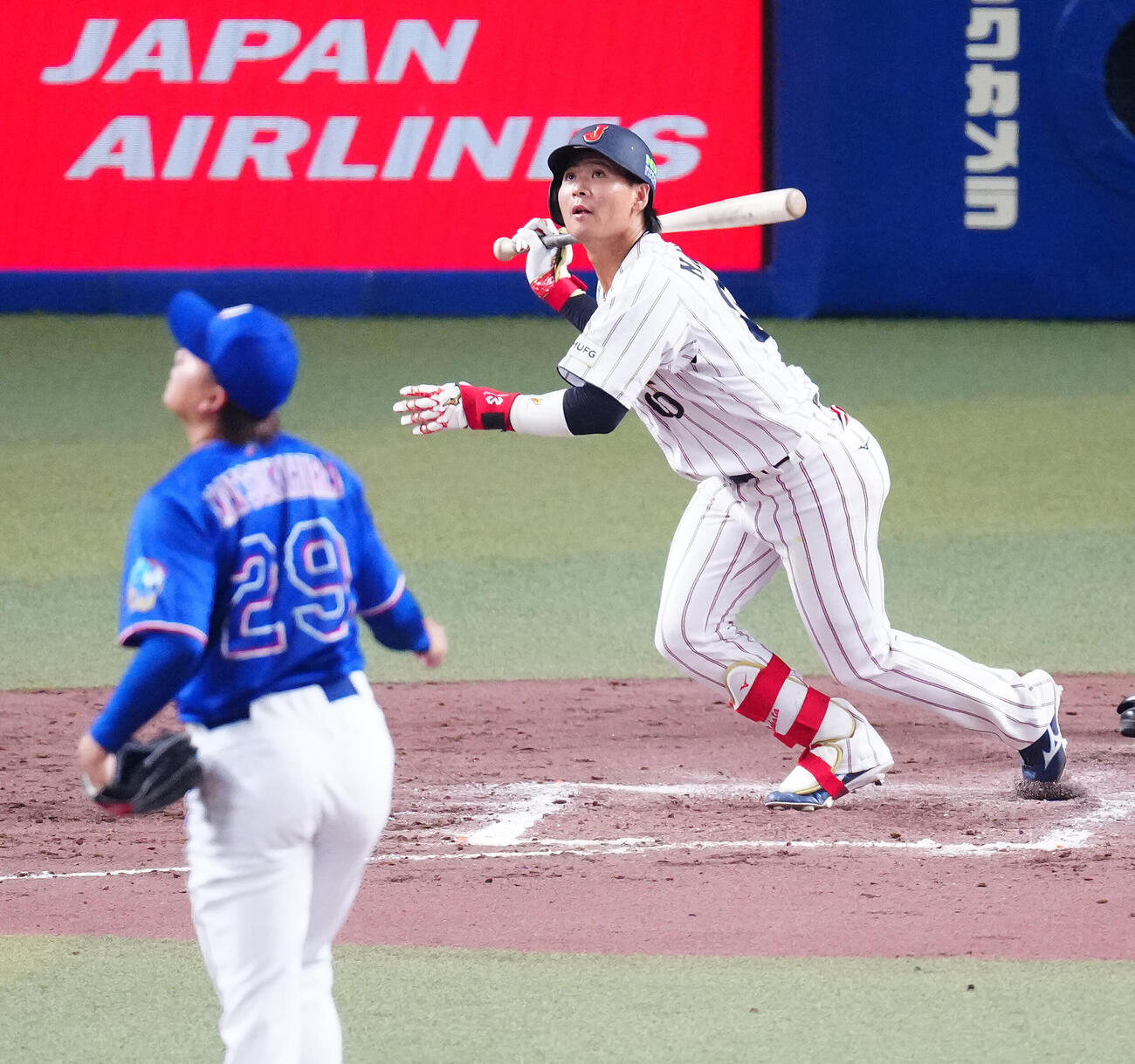 日本対中日　8回裏日本無死一塁、フェンス直撃の二塁打を放つ仲田。投手松木平（2026年2月撮影）