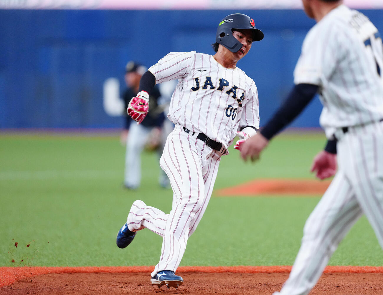 侍ジャパン壮行試合　日本対オリックス　9回表日本2死一、二塁、牧の適時二塁打で本塁へ向かう一走仲田慶介（2026年3月撮影）