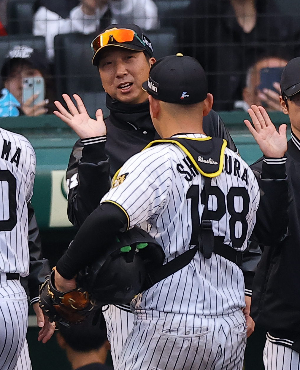 阪神対ソフトバンク　フル出場を果たした嶋村（右）をハイタッチで出迎える藤川監督（撮影・上田博志）