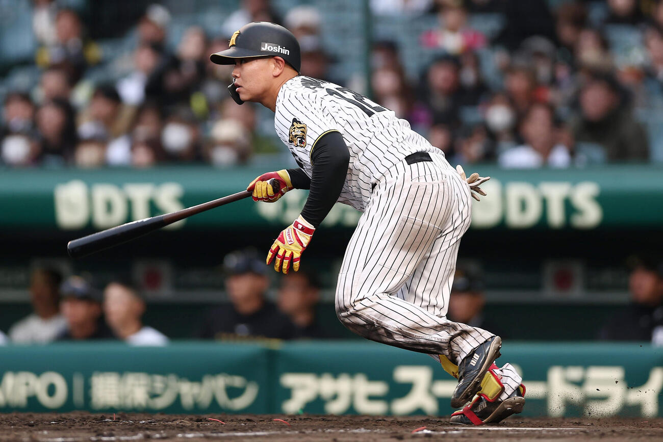 阪神対ソフトバンク　8回裏阪神無死、中前打を放つ嶋村（撮影・前田充）