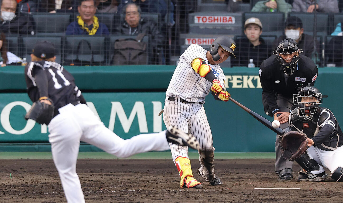 阪神対ソフトバンク　8回裏阪神無死、嶋村は中前打を放つ（撮影・上田博志）