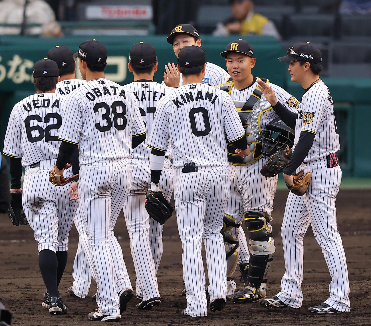 阪神対ソフトバンク　フル出場を果たした嶋村（右から2人目）は笑顔を見せる（撮影・上田博志）