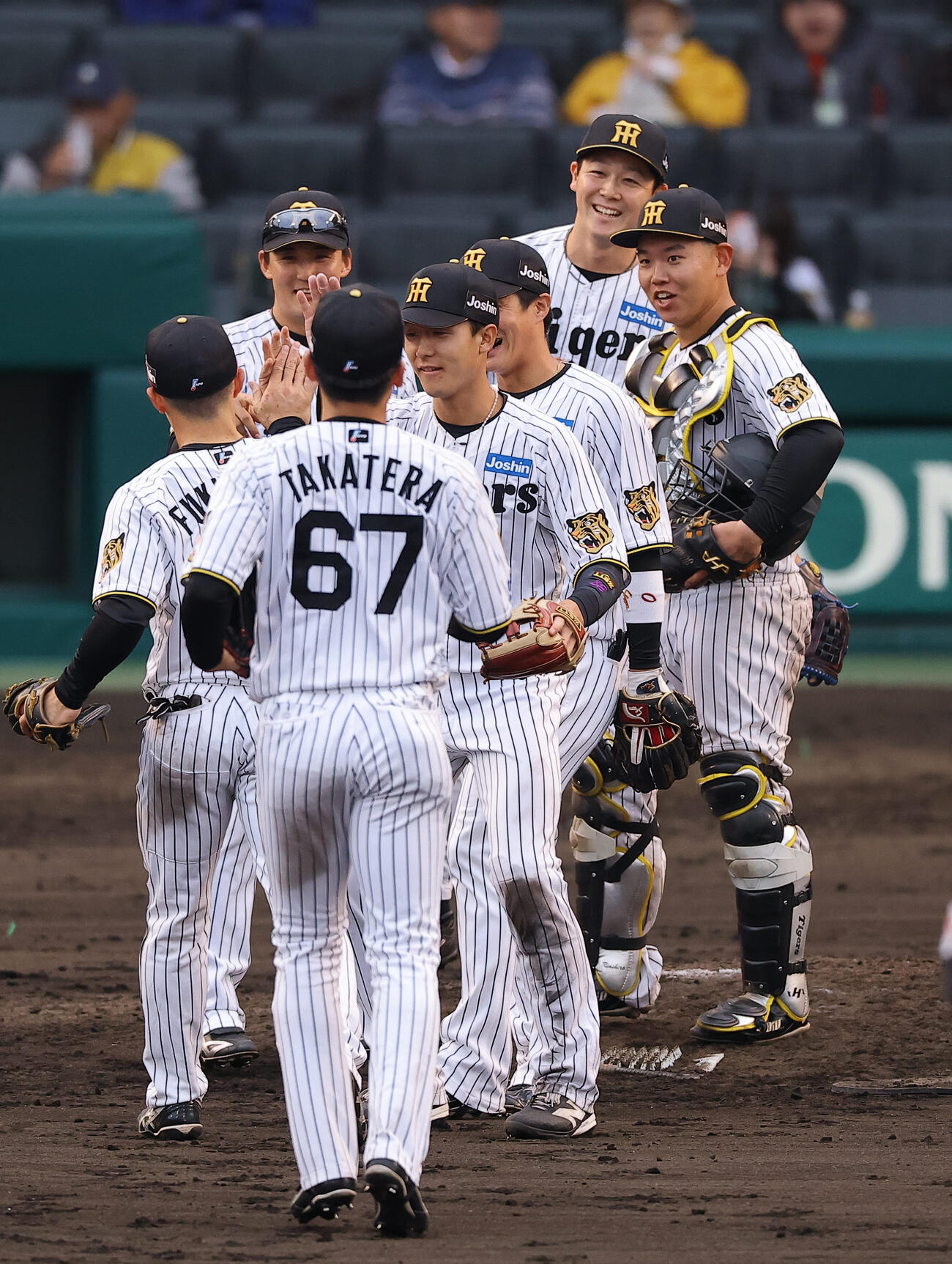 阪神対ソフトバンク　フル出場を果たした嶋村（右）は笑顔を見せる（撮影・上田博志）