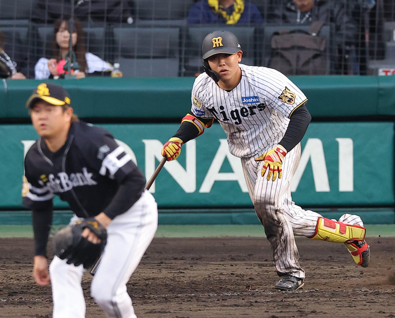 阪神対ソフトバンク　8回裏阪神無死、嶋村は中前打を放つ（撮影・上田博志）