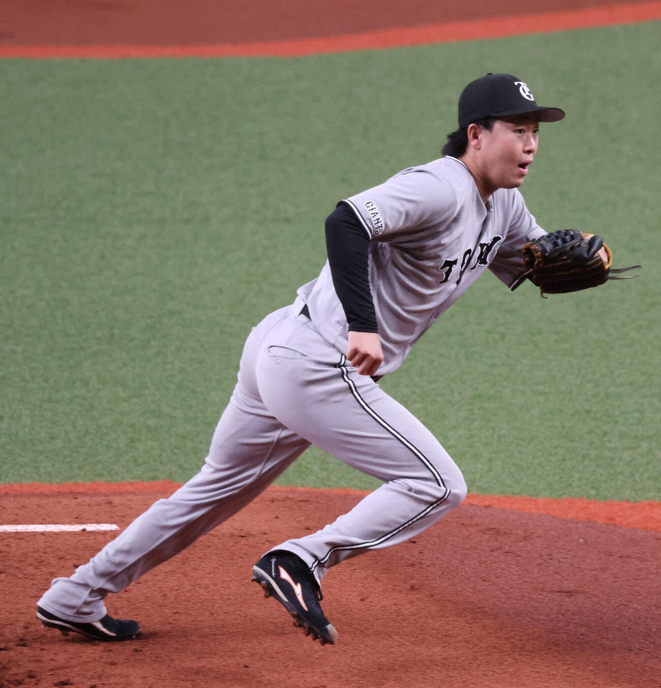 オリックス対巨人　巨人先発の山崎伊は打球に藩王してダッシュ（撮影・西尾就之）