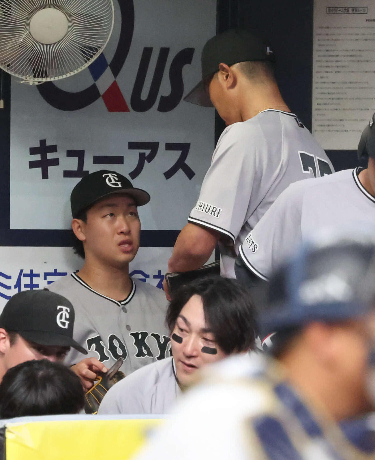 オリックス対巨人　4回を投げ終えた巨人先発の山崎伊はベンチに戻り内海コーチと話す（撮影・西尾就之）