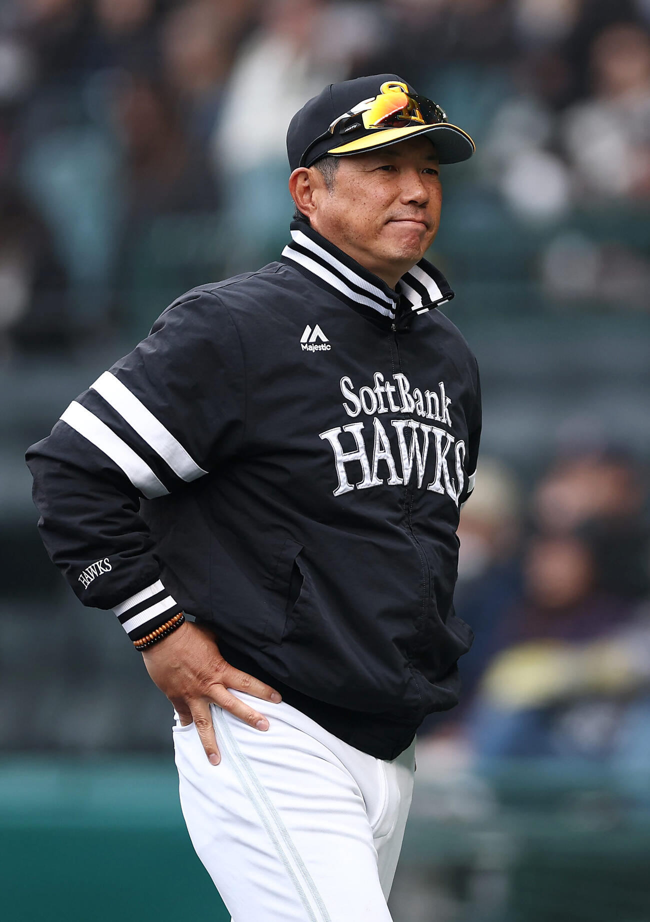 阪神対ソフトバンク　6回表を終え、選手交代を告げたソフトバンク小久保監督（撮影・前田充）