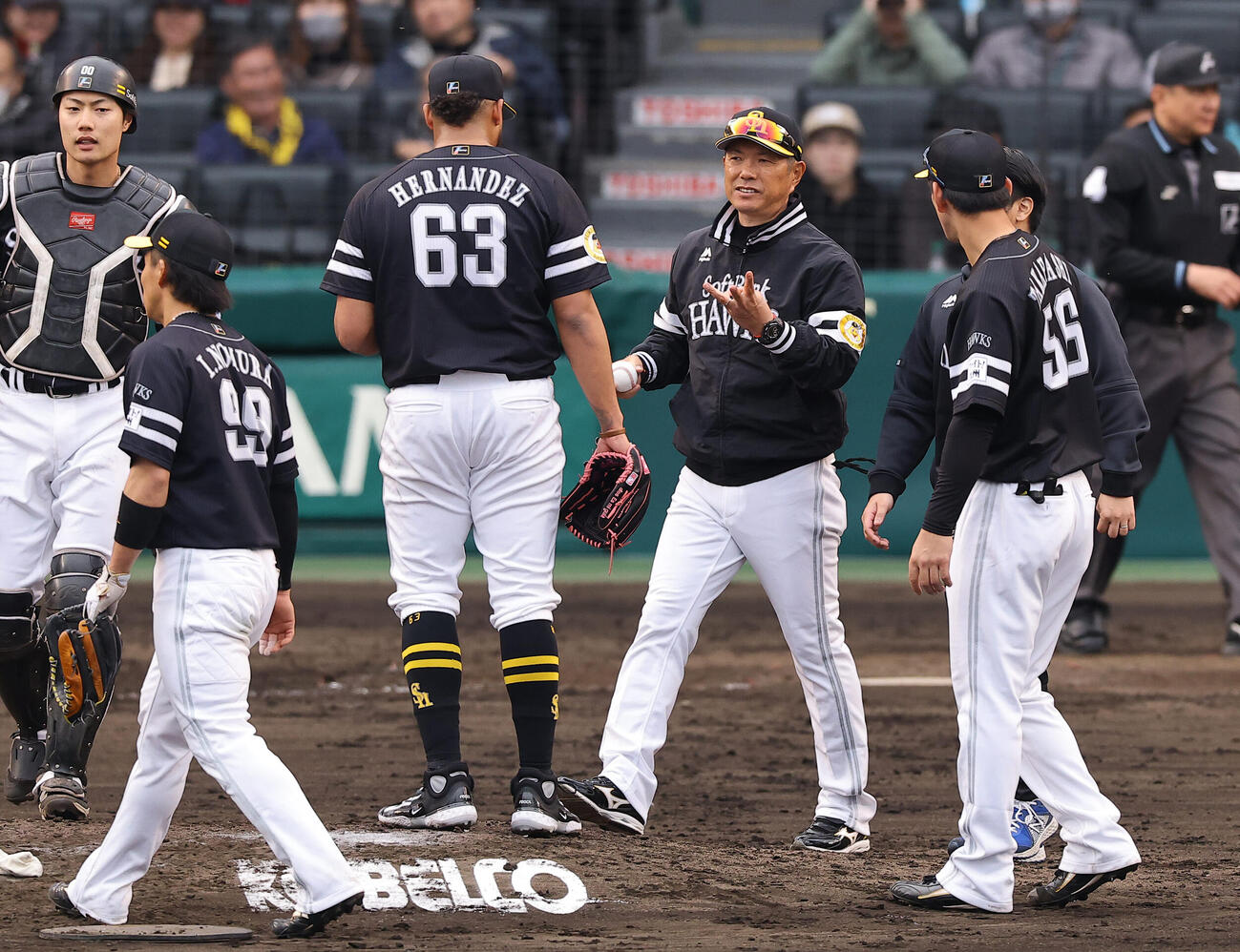 阪神対ソフトバンク　7回、ヘルナンデスに交代を告げる小久保監督（撮影・上田博志）