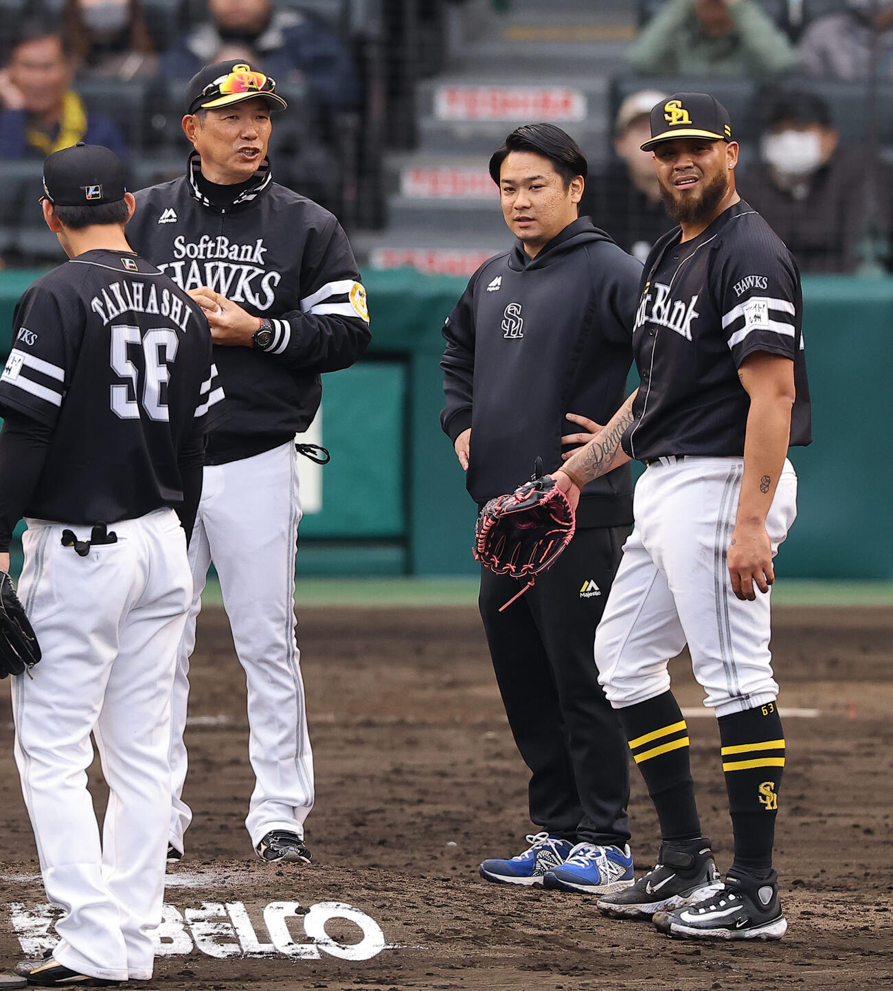 阪神対ソフトバンク　7回、ヘルナンデス（右）に交代を告げる小久保監督（撮影・上田博志）