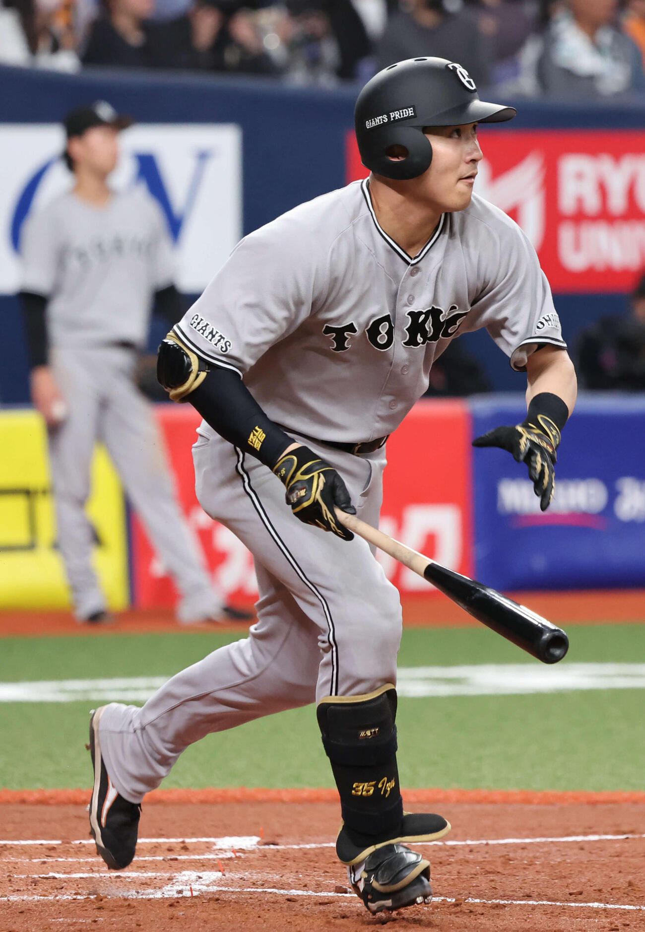 オリックス対巨人　3回表巨人2死二塁、泉口は右中間に適時二塁打を放つ（撮影・西尾就之）