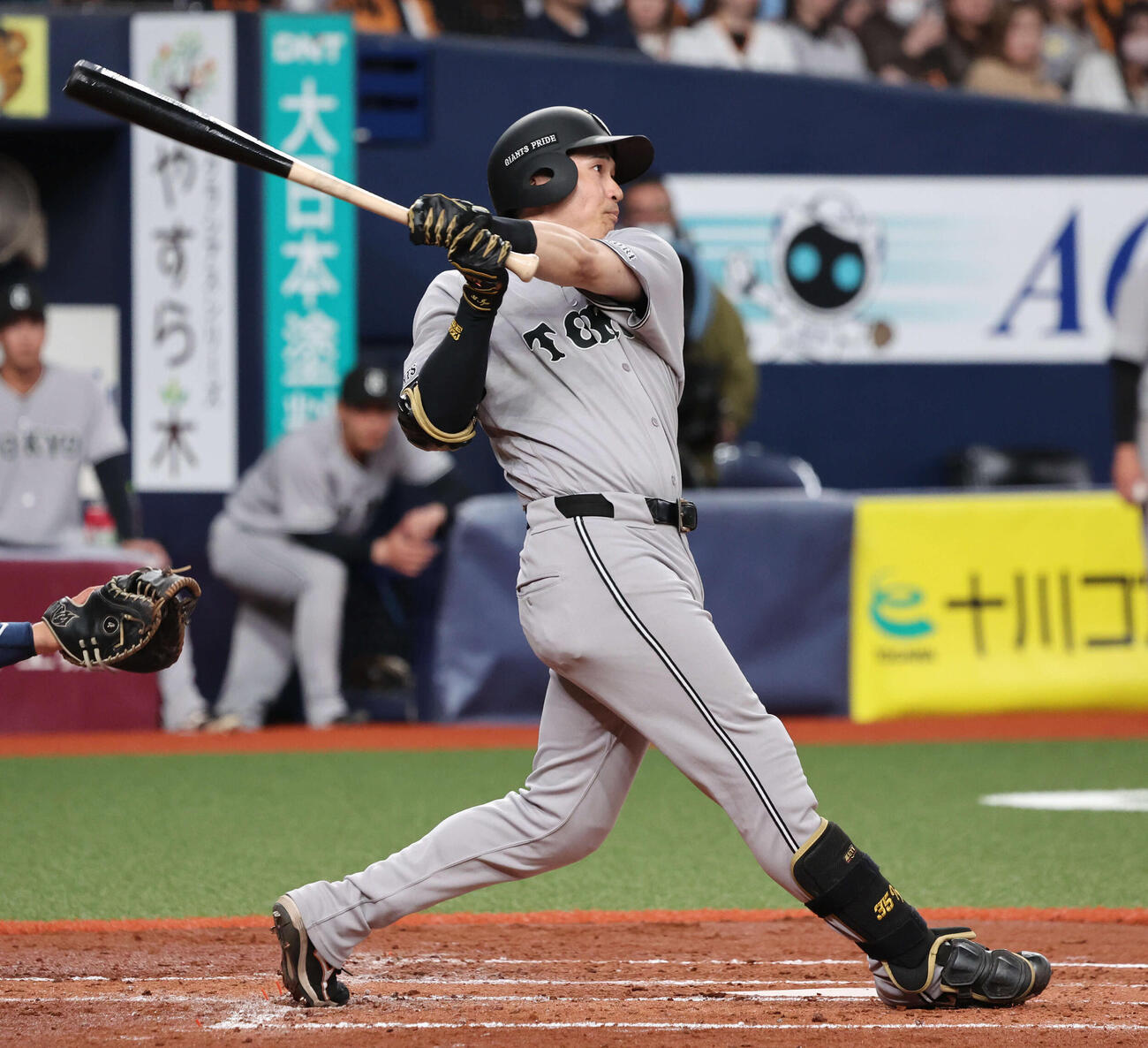 オリックス対巨人　3回表巨人2死二塁、泉口は右中間に適時二塁打を放つ（撮影・西尾就之）