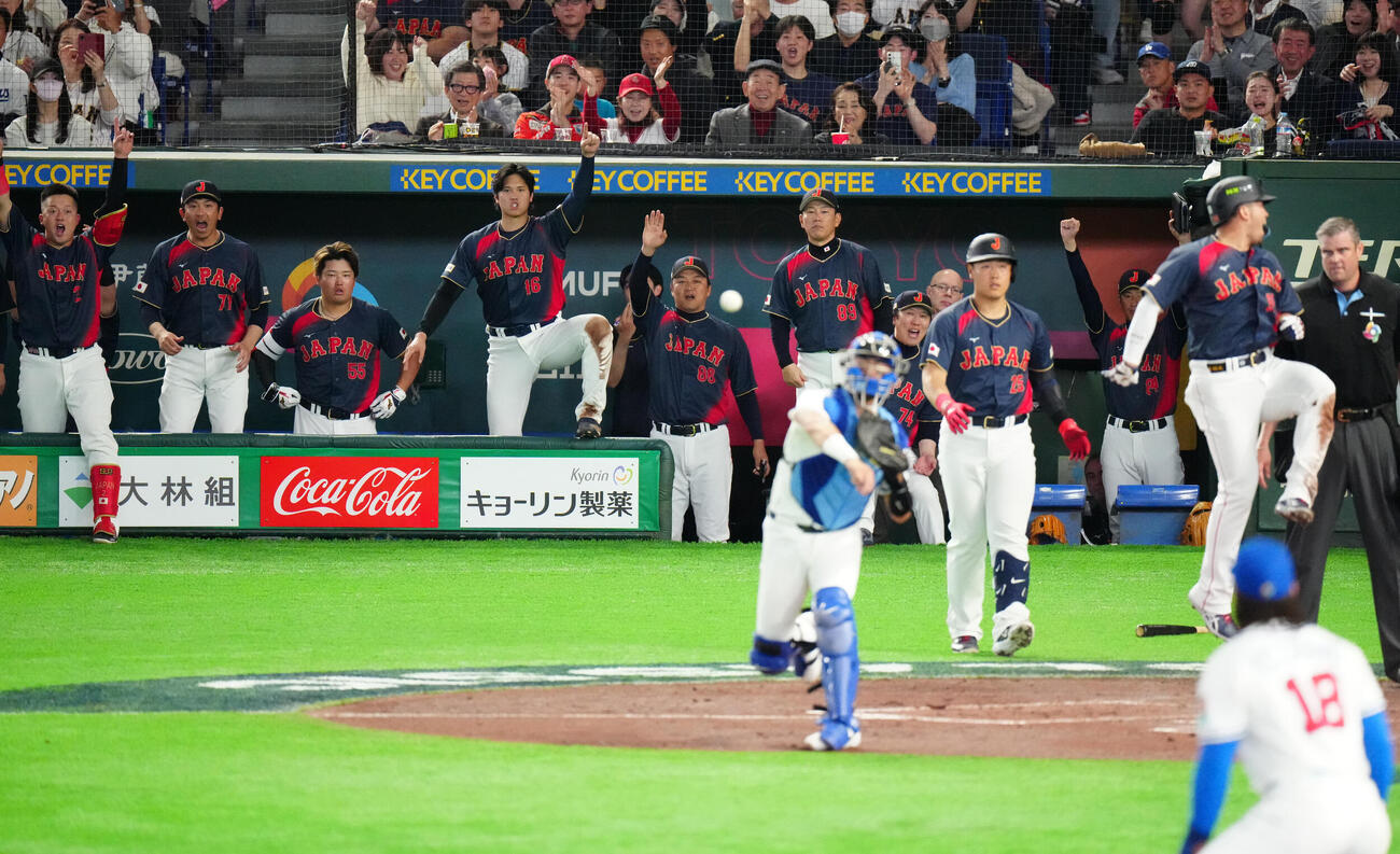 台湾対日本　2回表日本2死一塁、吉田が適時二塁打が適時二塁打を放ち、歓喜する大谷（左から4人目）ら（撮影・江口和貴）