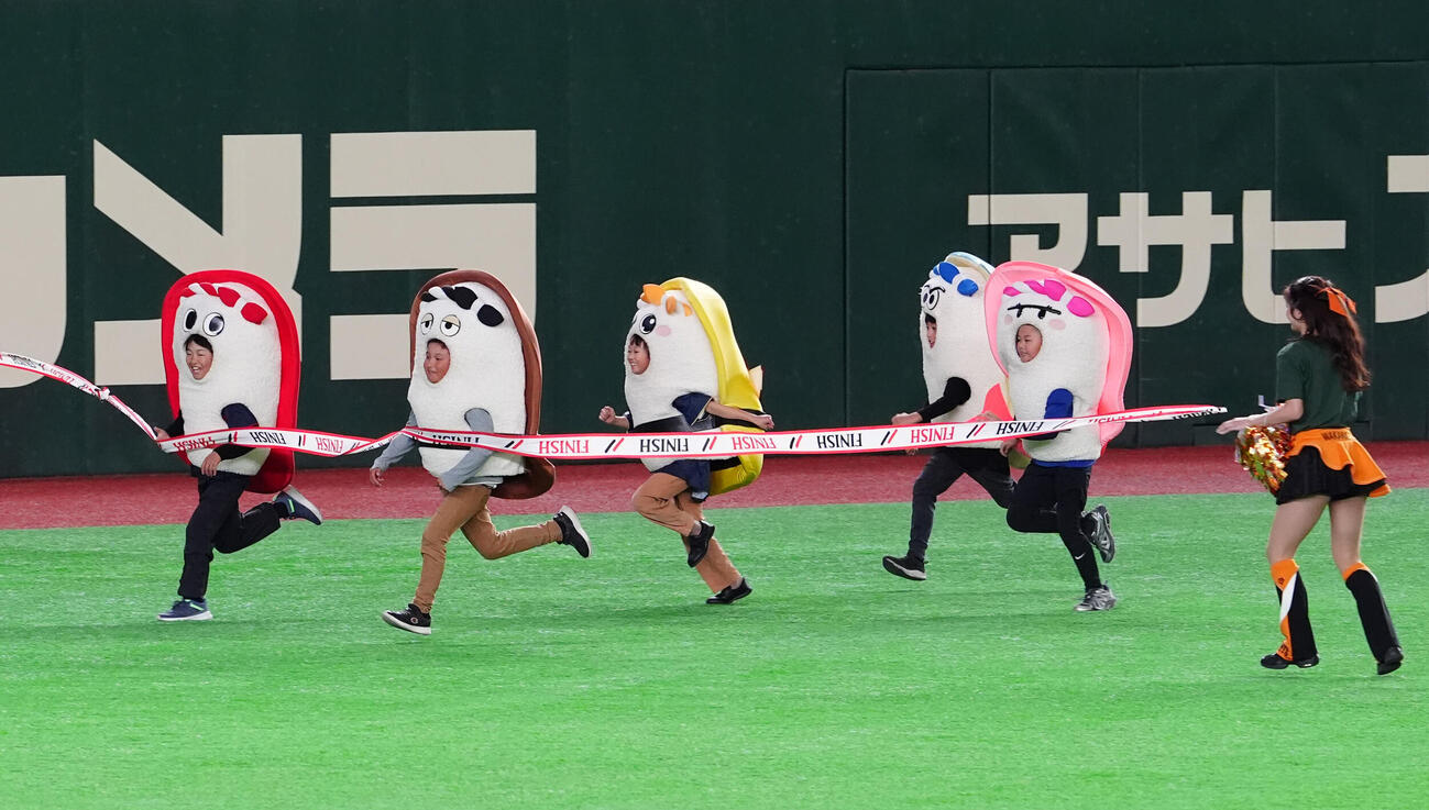 台湾対日本　「すしレース」は、まぐろ（左端）が制する（撮影・江口和貴）
