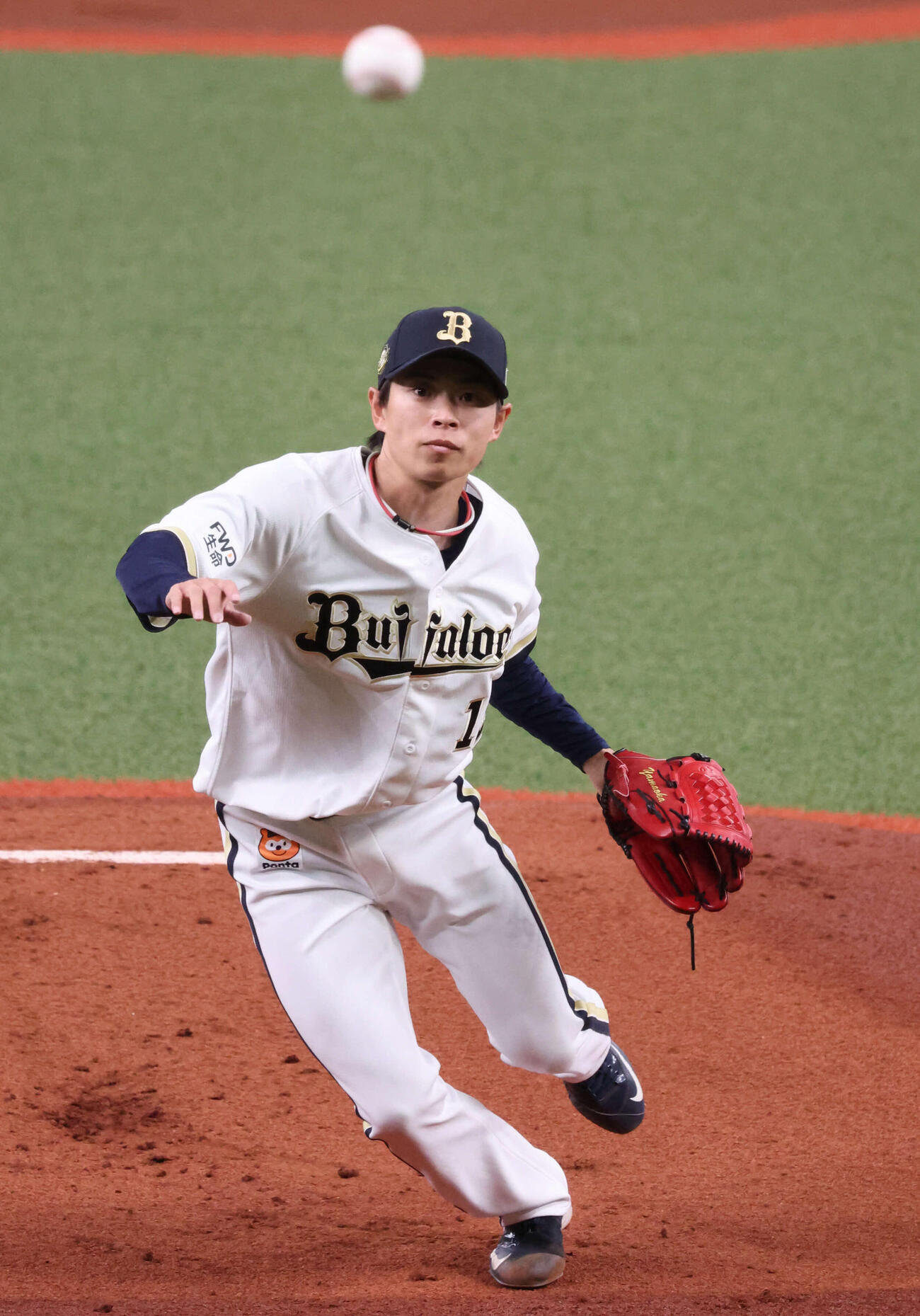 オリックス対巨人　1回表巨人1死、松本の打球を処理したオリックス先発の山岡は投ゴロとする（撮影・西尾就之）