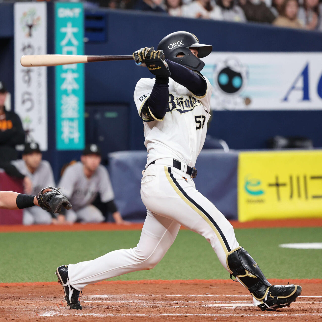 オリックス対巨人　9回裏オリックス2死一、二塁、山中は右中間に適時二塁打を放つ（撮影・西尾就之）