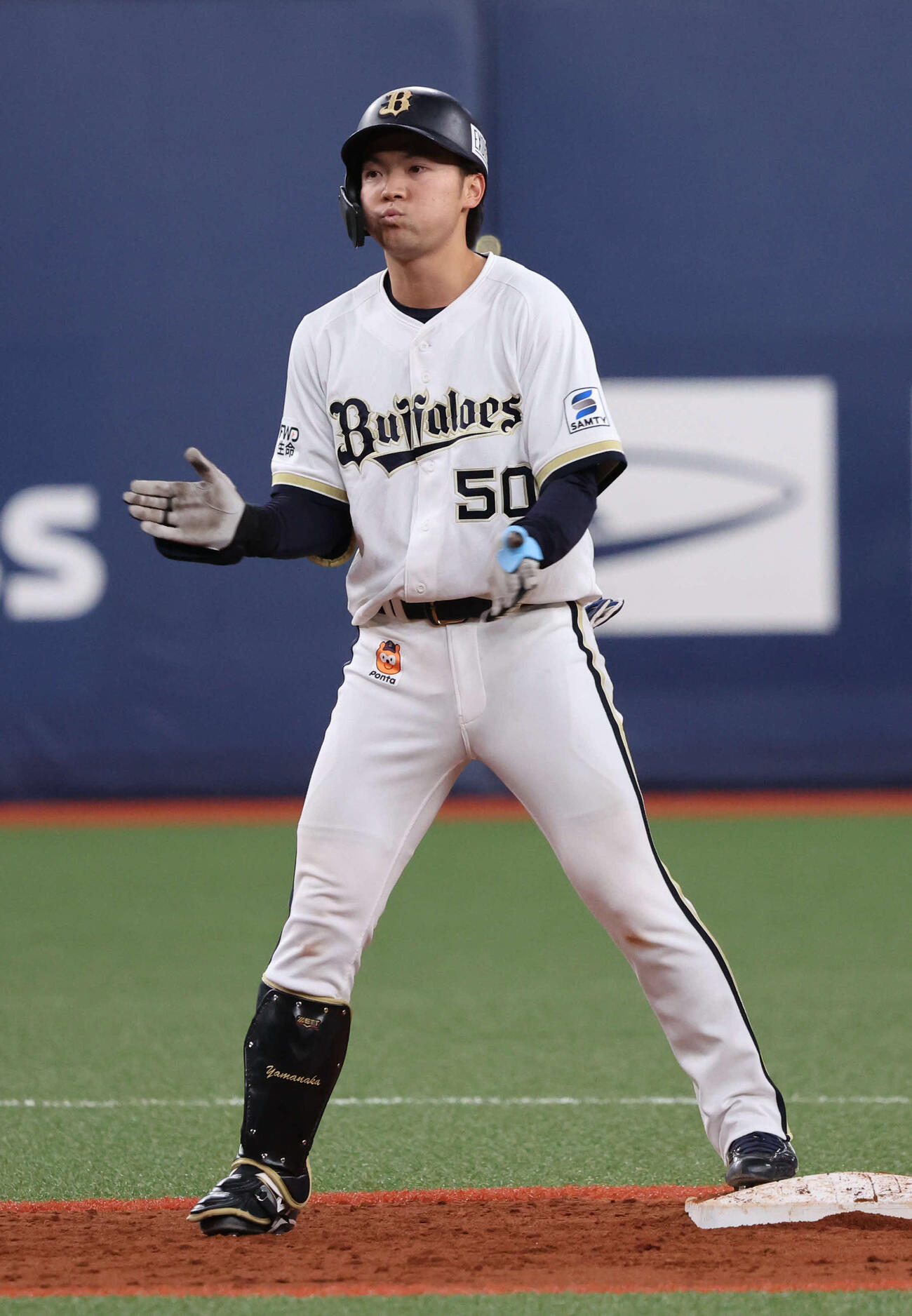 オリックス対巨人　9回裏オリックス2死一、二塁、山中は右中間に適時二塁打を放ち、ベース上で手をたたく（撮影・西尾就之）