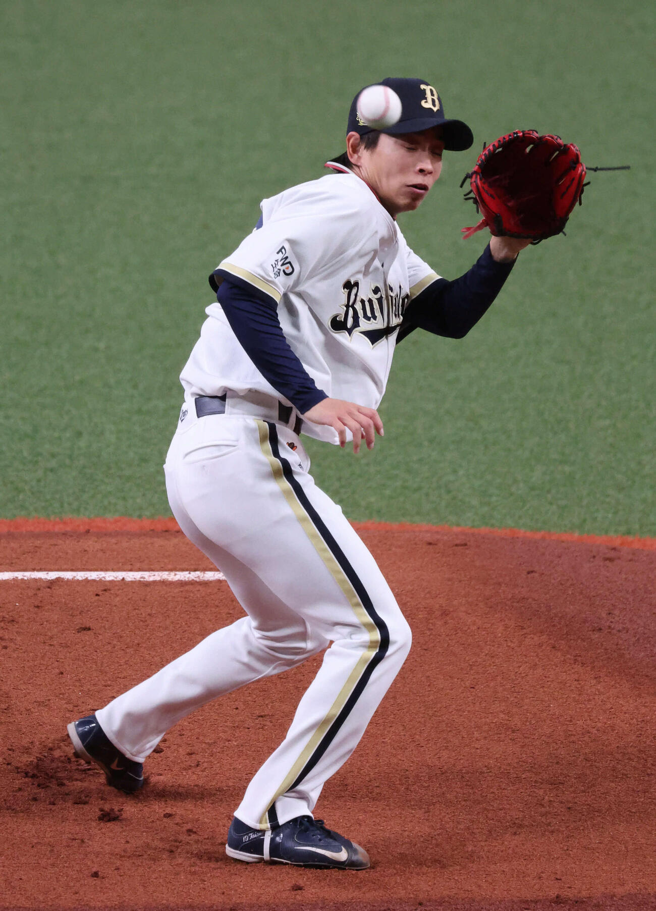 オリックス対巨人　1回表巨人無死、浦田の打球に反応したオリックス先発の山岡だが捕球できず中前打となる（撮影・西尾就之）