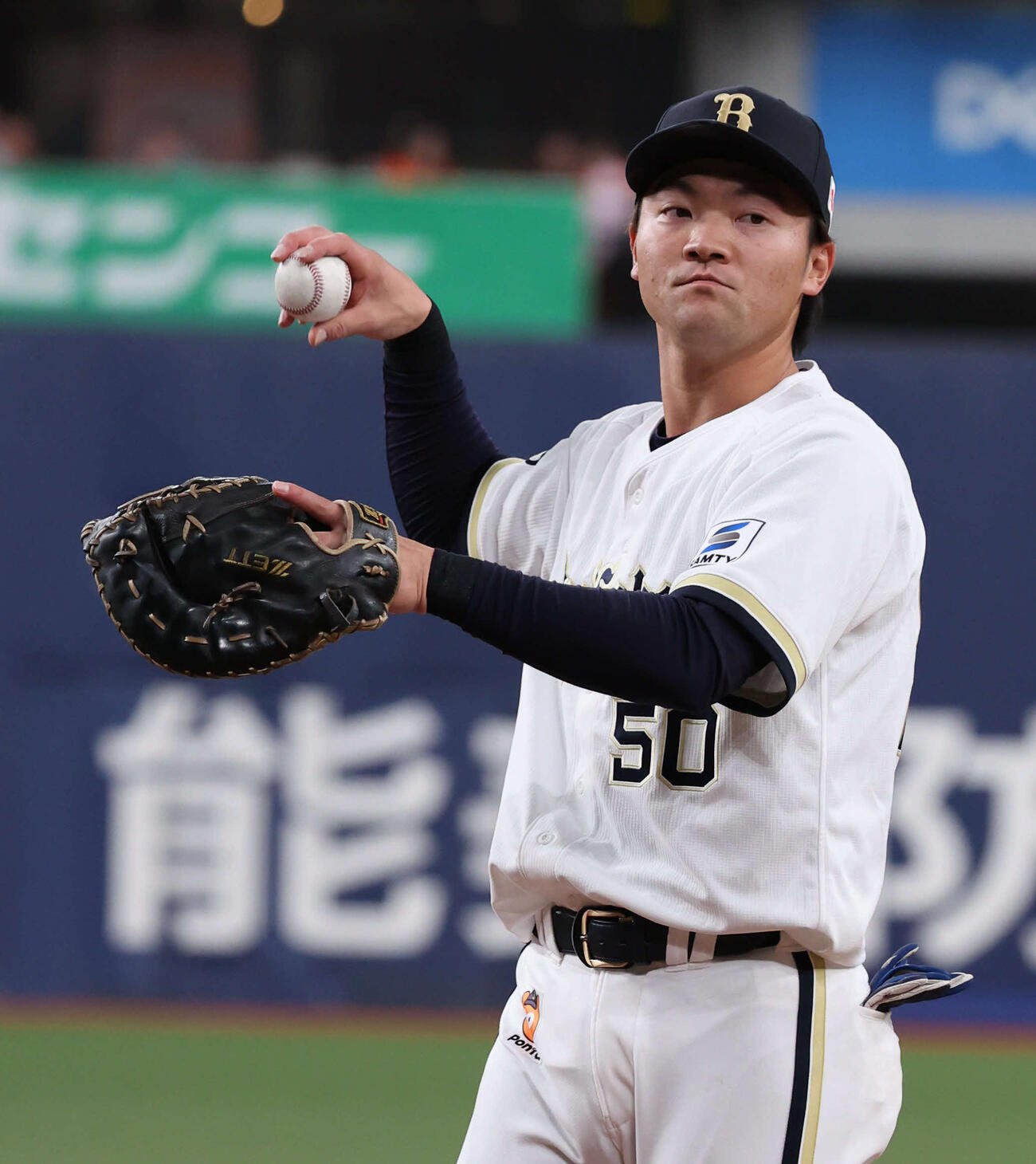 オリックス対巨人　8回から一塁の守備についたオリックス山中（撮影・西尾就之）