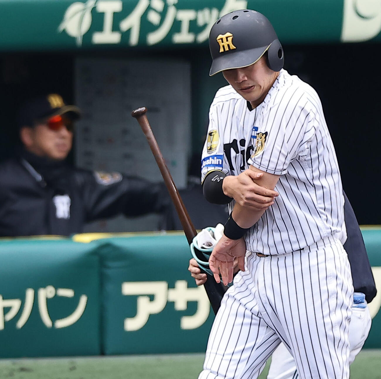 阪神対ソフトバンク　2回裏阪神1死一塁、死球を受けた伏見は一塁へ向かう（撮影・上田博志）