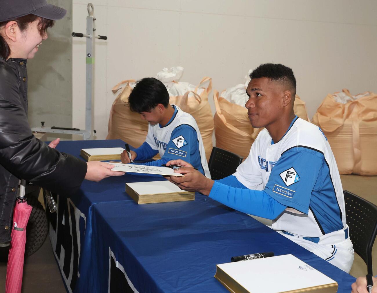 日本ハム対ロッテ　ファンにサインするエドポロ（撮影・黒川智章）