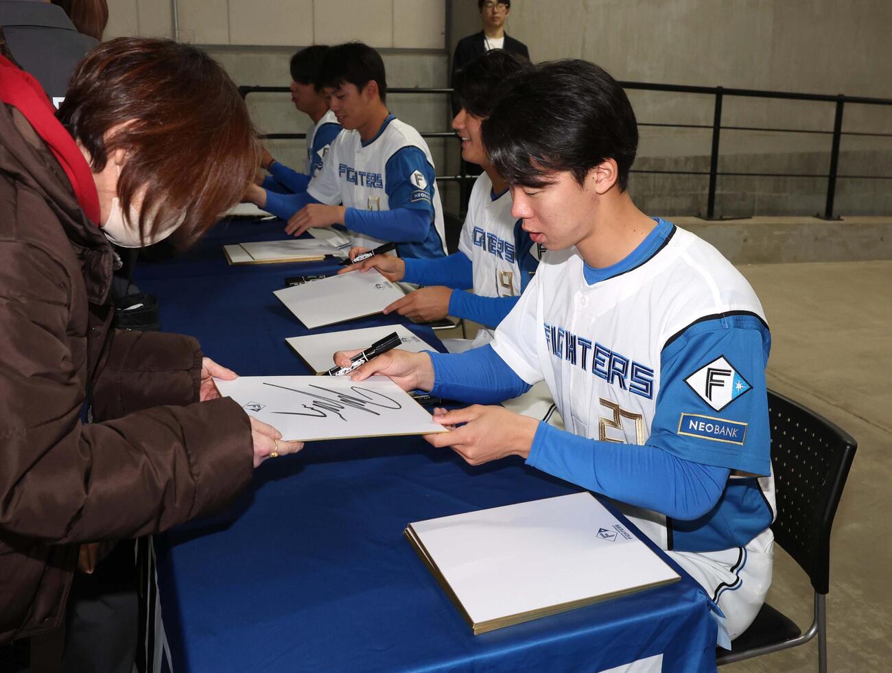 日本ハム対ロッテ　ファンにサインする大川（撮影・黒川智章）