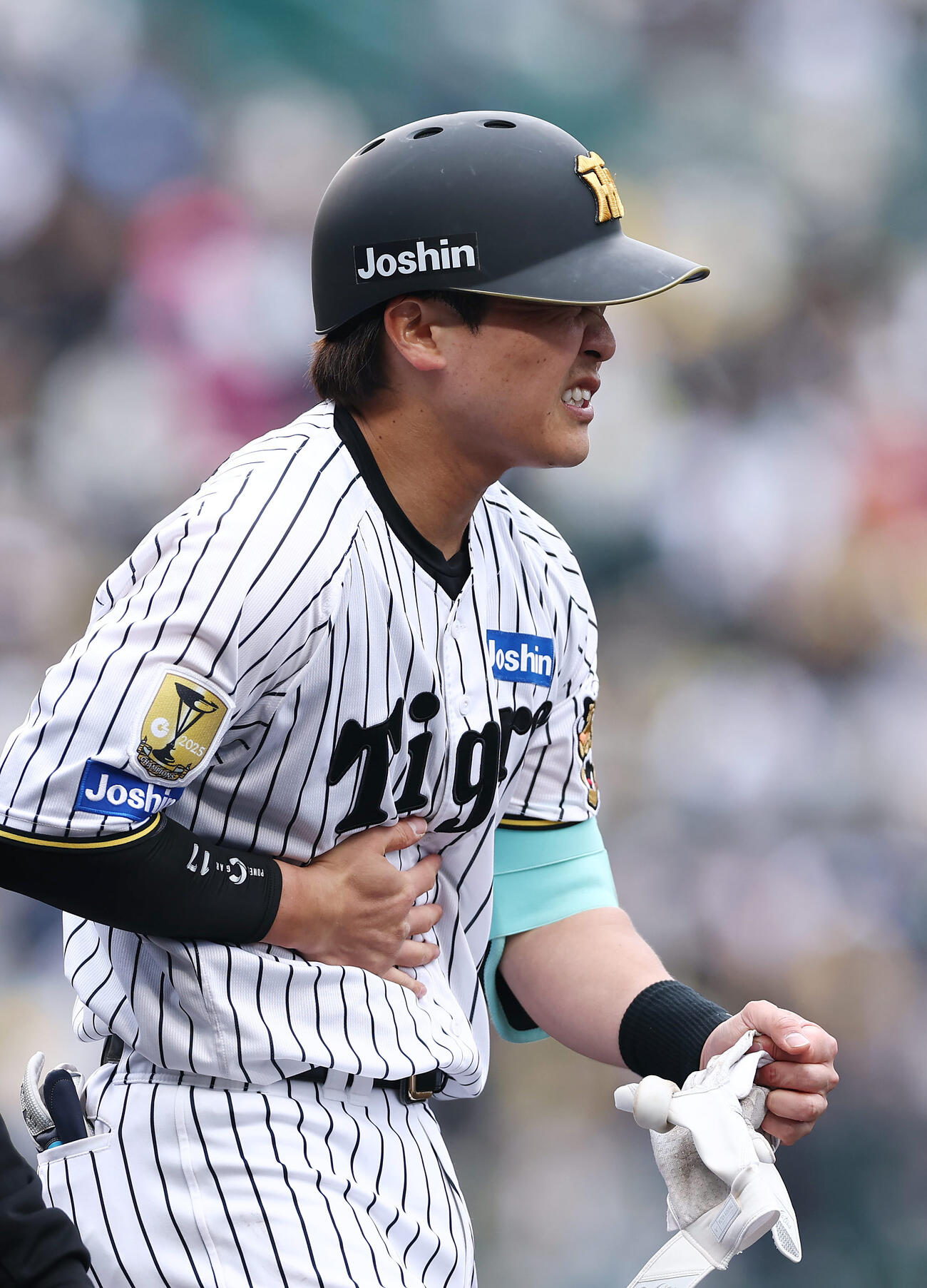阪神対ソフトバンク　4回裏阪神1死一塁、死球を受けた伏見（撮影・前田充）