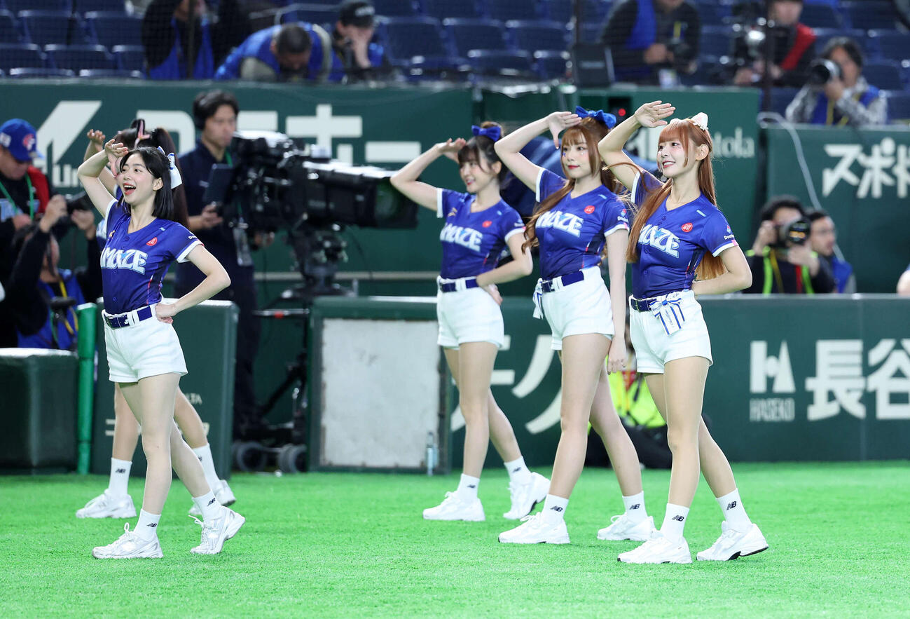 チェコ対台湾　試合前、グランドパフォーマンスを見せる台湾チアの「CT AMAZE」（撮影・鈴木正人）　