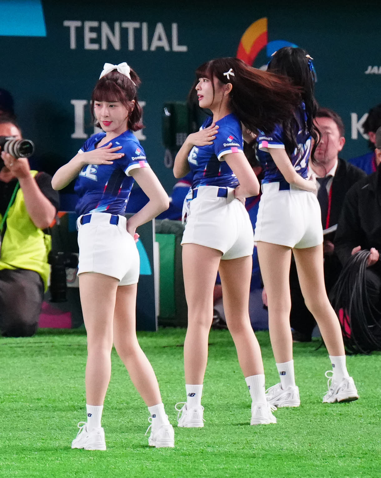 チェコ対台湾　試合前、登場した台湾代表の公式チアリーダー「CT AMAZE」のチュンチュン（左）（撮影・江口和貴）