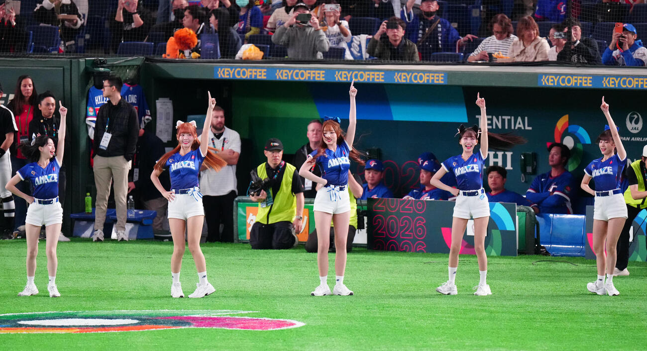 チェコ対台湾　試合前、登場した台湾代表の公式チアリーダー「CT AMAZE」のメンバー（撮影・江口和貴）