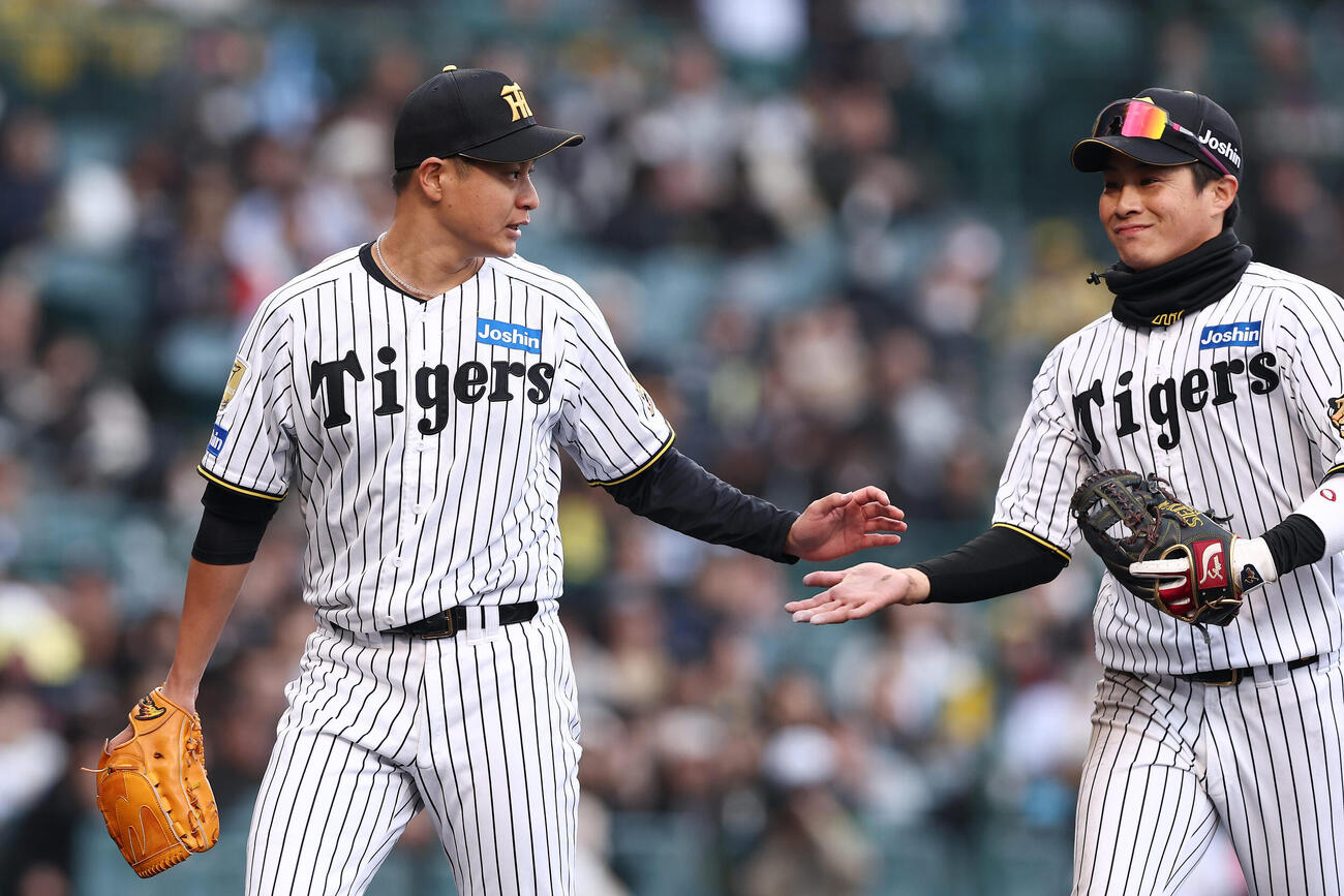 阪神対ソフトバンク　3回表を投げ終え、木浪（右）とタッチを交わす阪神大竹（撮影・前田充）