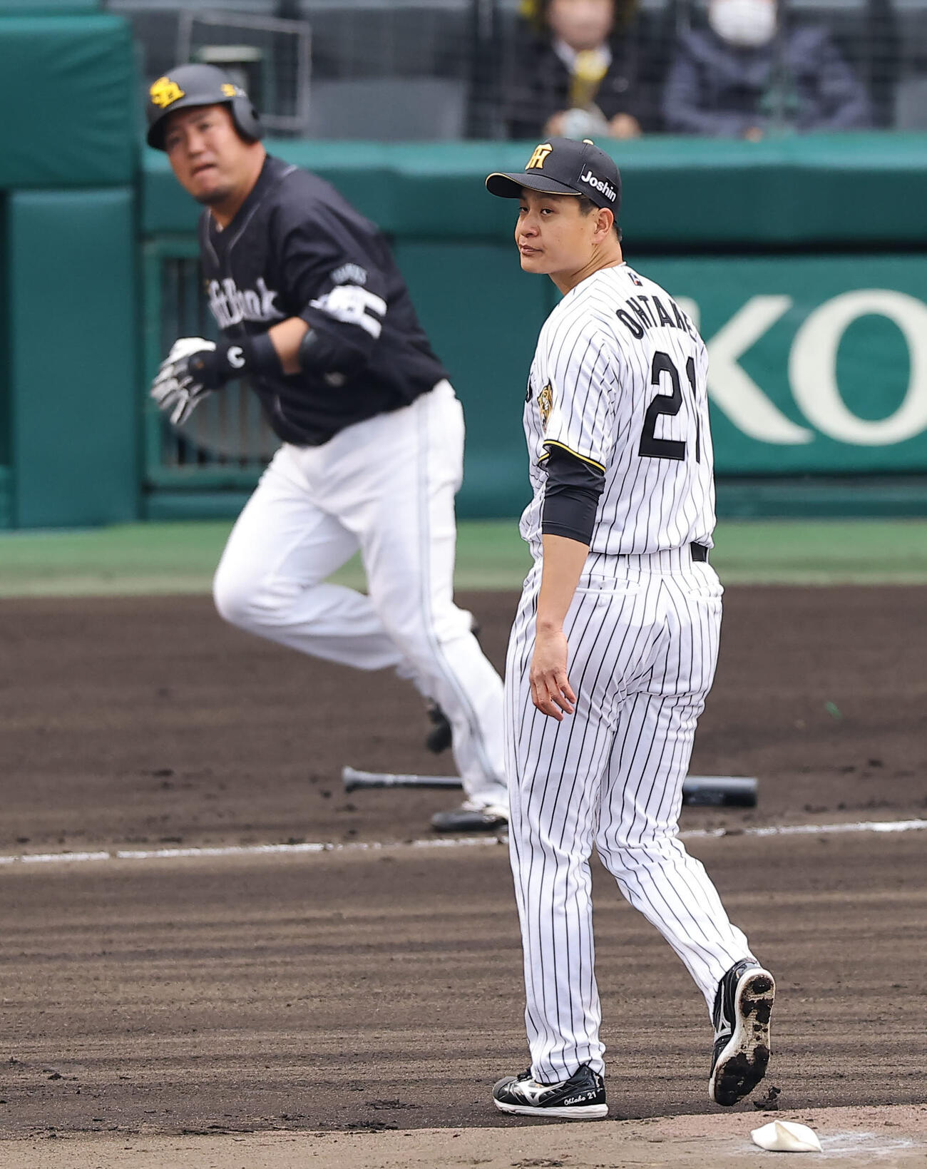 阪神対ソフトバンク　1回表ソフトバンク2死一塁、大竹は山川を中飛に打ち取る（撮影・上田博志）