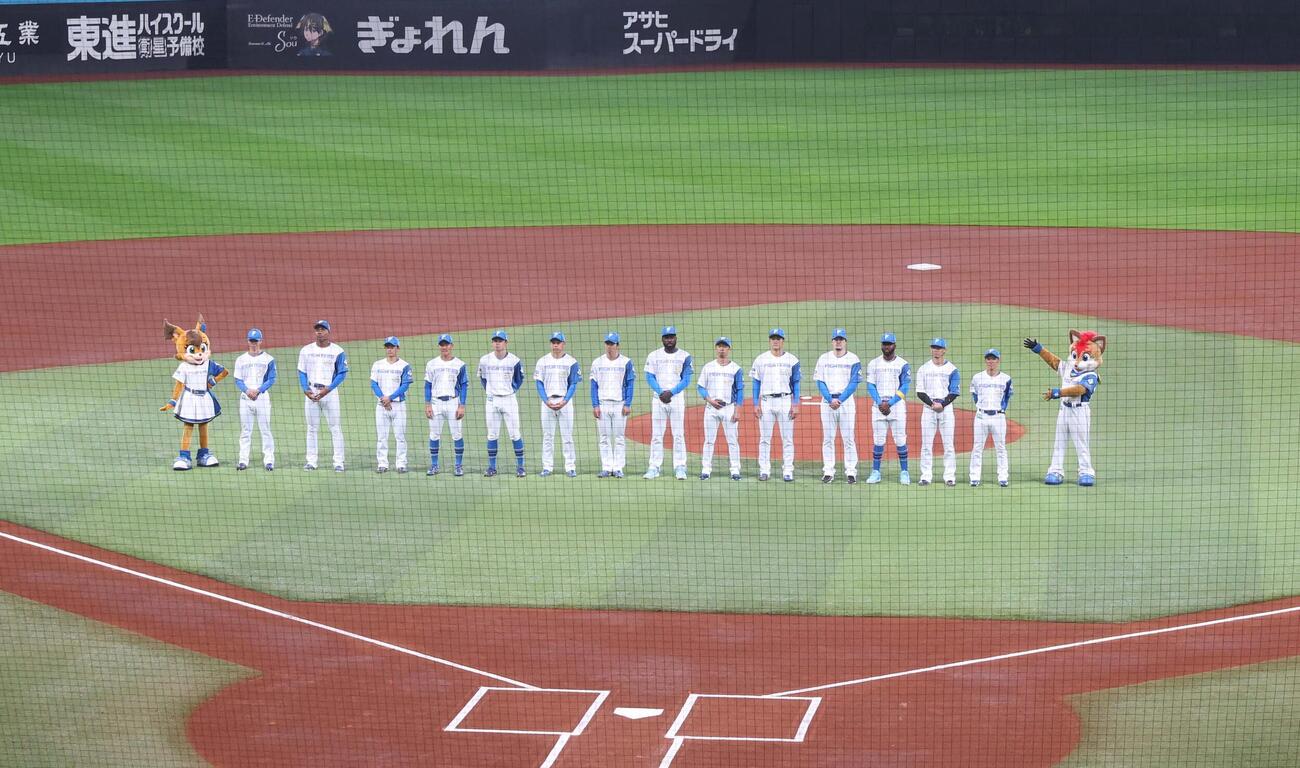 日本ハム対ロッテ　試合前、日本ハムの新入団選手が紹介された（撮影・黒川智章）