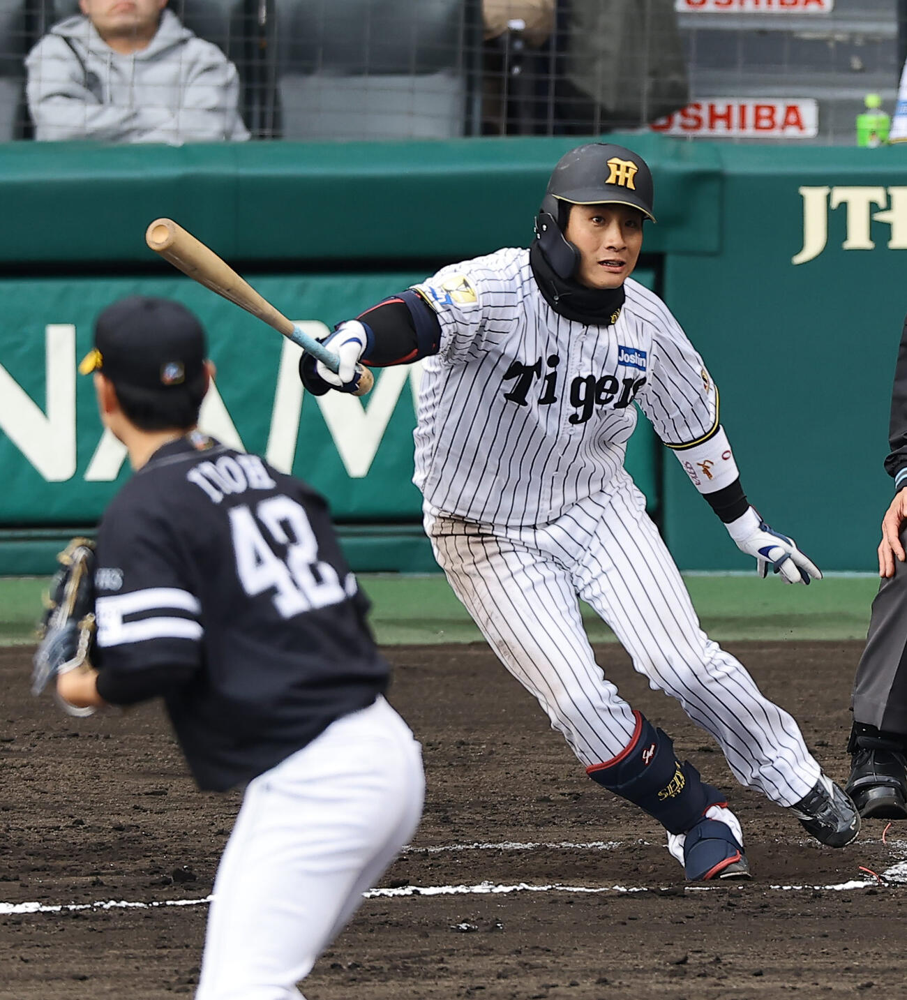 阪神対ソフトバンク　6回裏阪神1死一塁、木浪は左前打を放つ（撮影・上田博志）