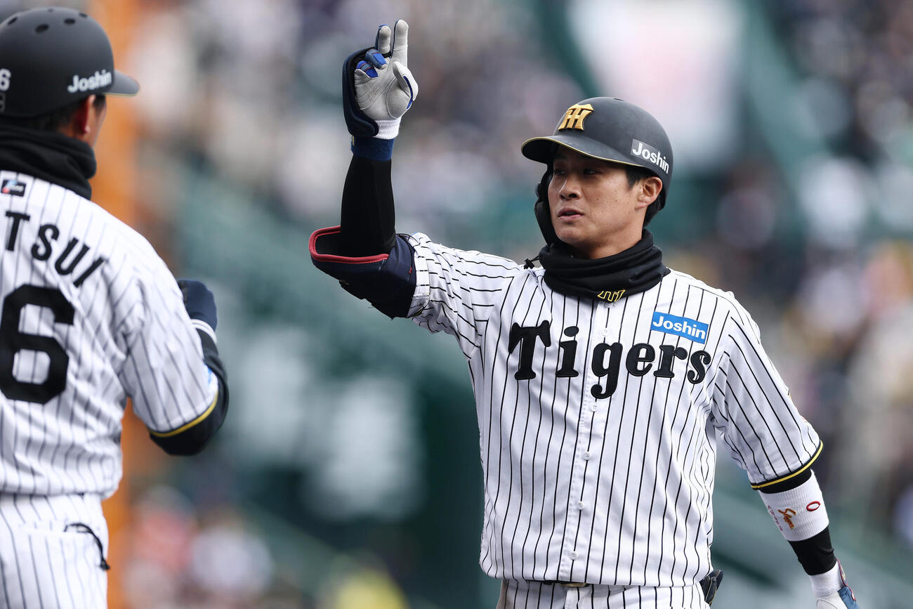 阪神対ソフトバンク　6回裏阪神1死一塁、左前打を放った木浪（撮影・前田充）