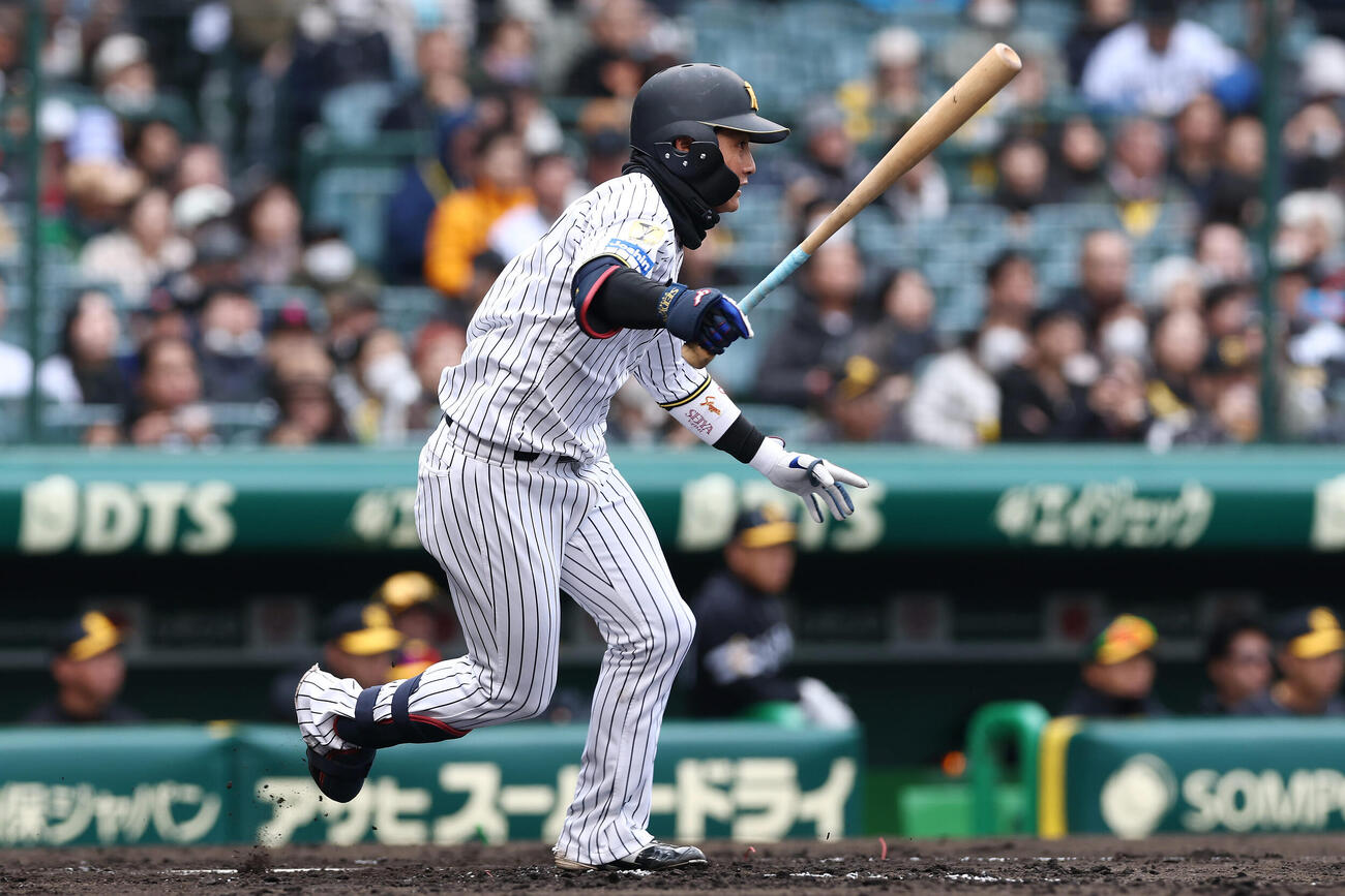 阪神対ソフトバンク　2回裏阪神1死、中前打を放つ木浪（撮影・前田充）