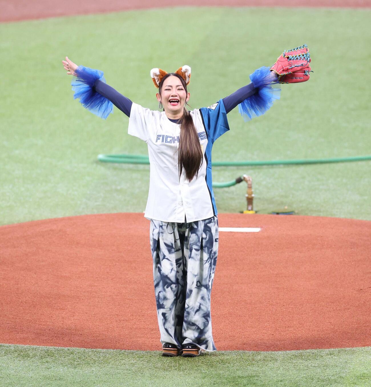 日本ハム対ロッテ　ファーストピッチセレモニーで投球する宮本美季（撮影・黒川智章）