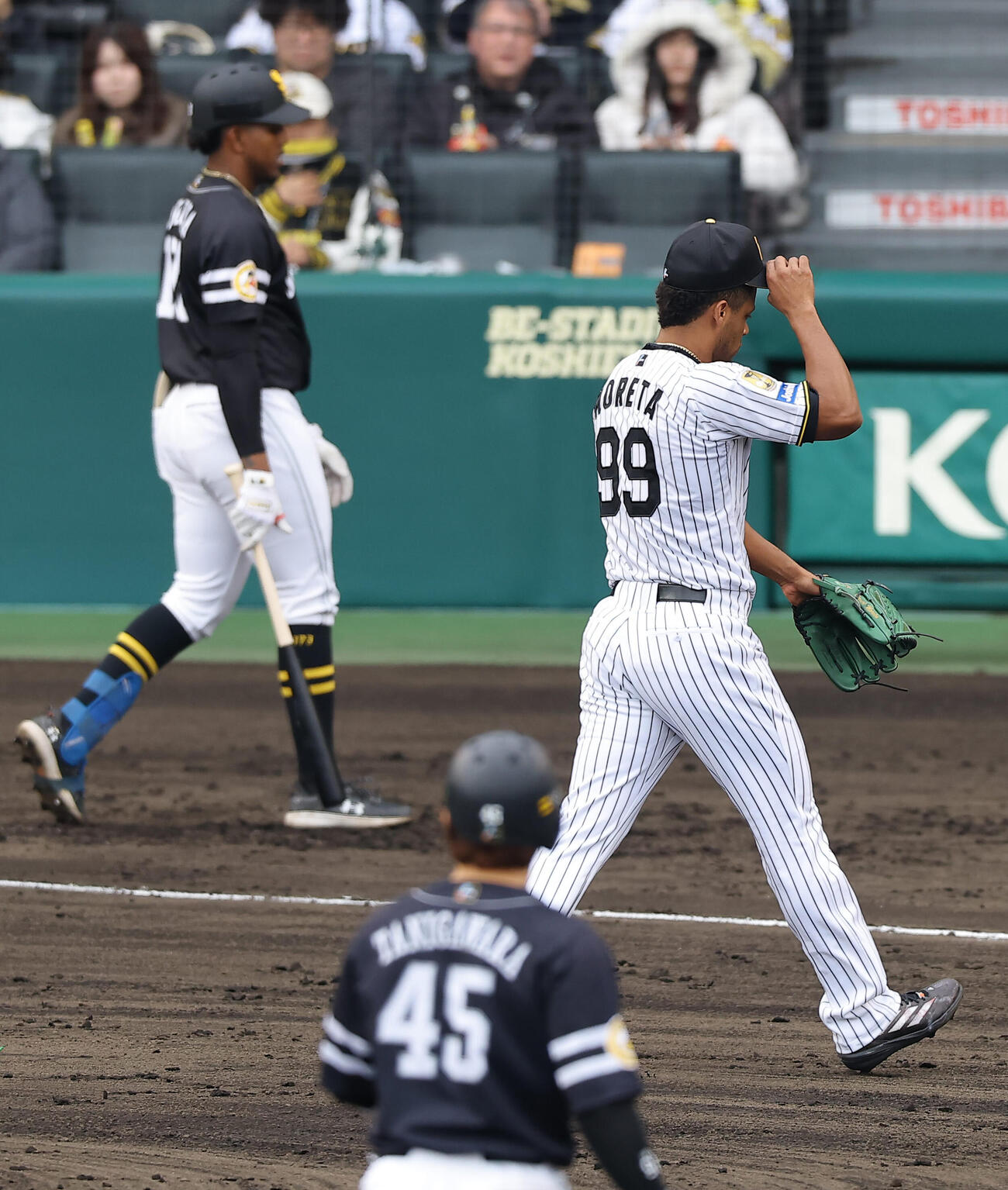 阪神対ソフトバンク　8回表ソフトバンク2死二塁、オスーナから三振を奪ったモレッタはソフトバンクベンチに引き揚げようとする（撮影・上田博志）