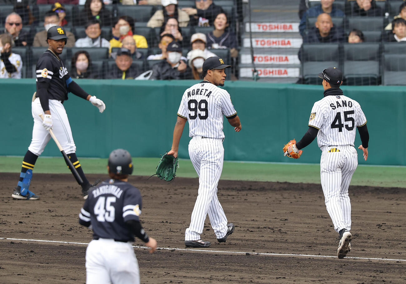阪神対ソフトバンク　8回表ソフトバンク2死二塁、ソフトバンクベンチに戻ろうとするダウリ・モレッタ（中央）は佐野大陽からの助言で逆だと気がつく（撮影・上田博志）