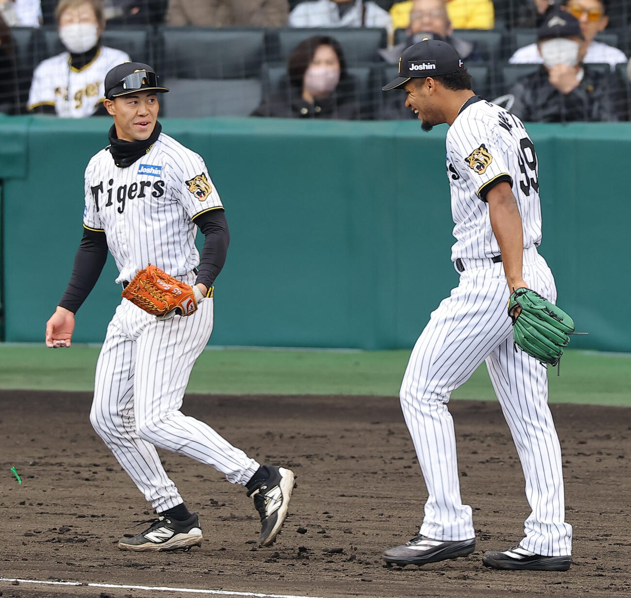 阪神対ソフトバンク　8回表ソフトバンク2死二塁、ソフトバンクベンチに戻ろうとするダウリ・モレッタ（右）は佐野大陽からの助言で逆だと気がつく（撮影・上田博志）