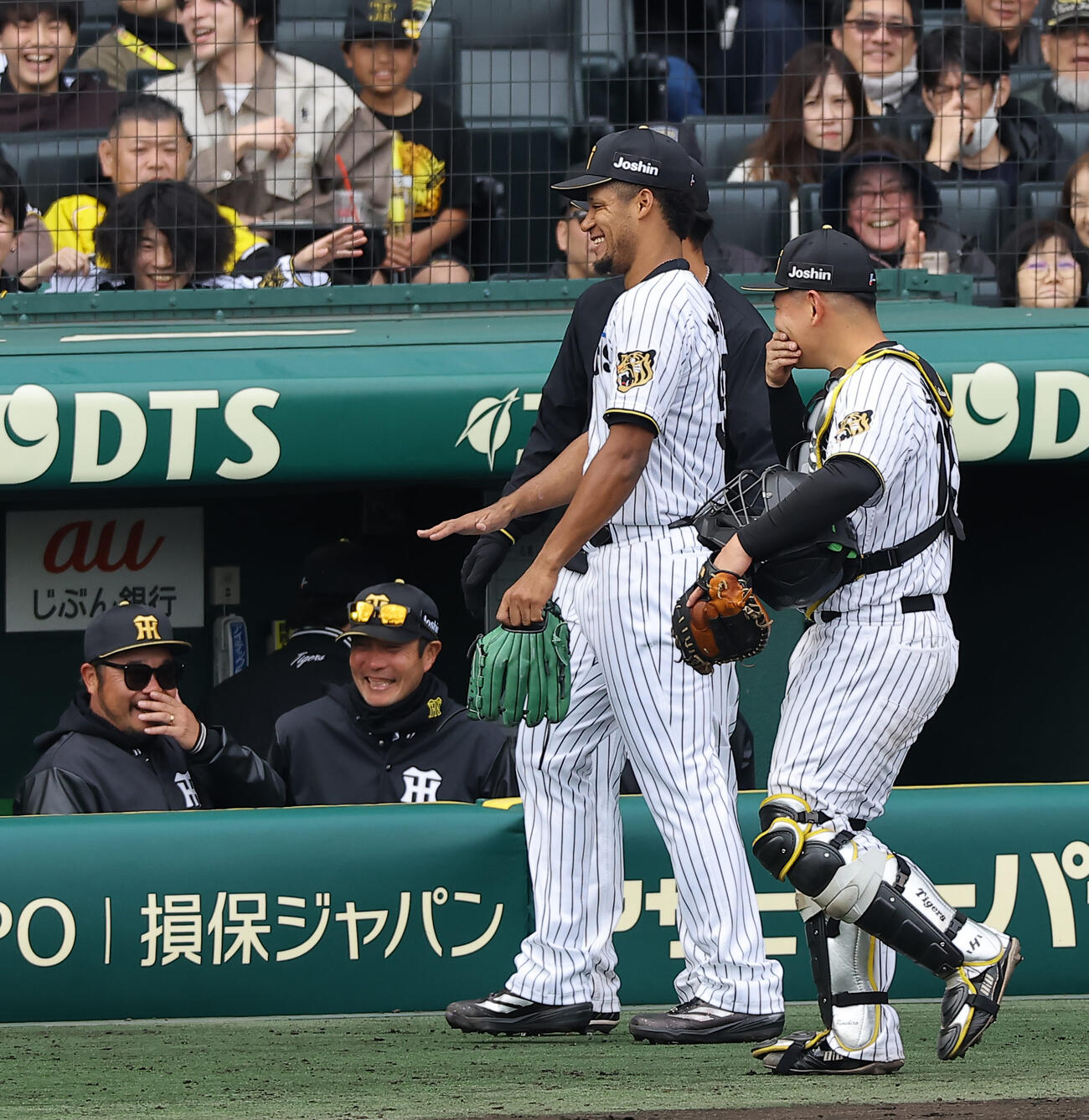 阪神対ソフトバンク　8回表ソフトバンク2死二塁、笑顔を見せながら阪神ベンチに戻るモレッタ（撮影・上田博志）