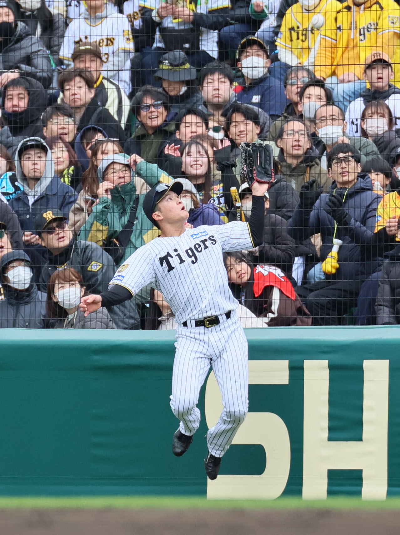 阪神対ソフトバンク　4回表ソフトバンク2死、高寺は井上の右邪飛を好捕する（撮影・宮崎幸一）
