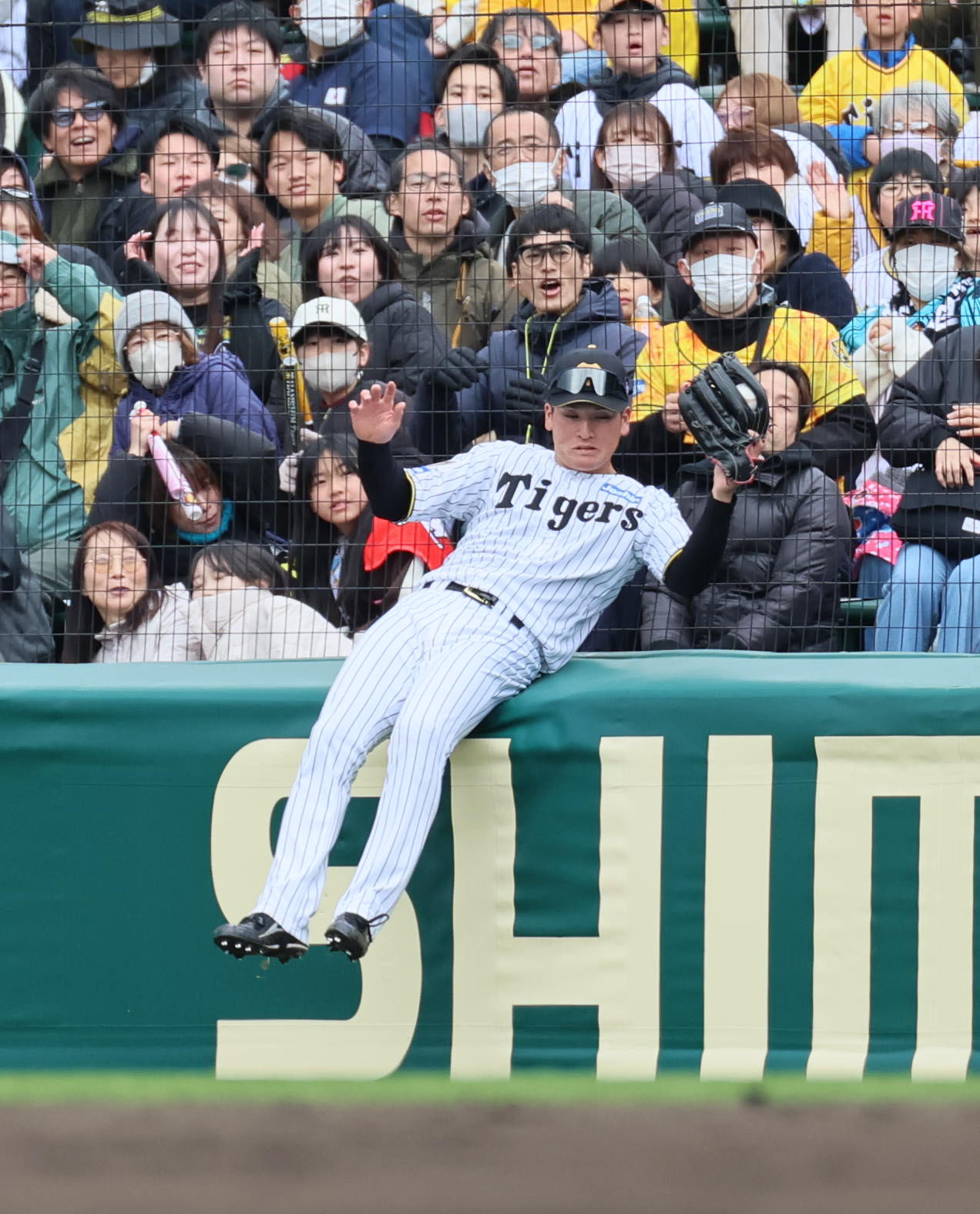 阪神対ソフトバンク　4回表ソフトバンク2死、高寺は井上の右邪飛を好捕する（撮影・宮崎幸一）